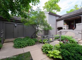 209 Shoreline Rd APT C, Lake Barrington, IL 60010