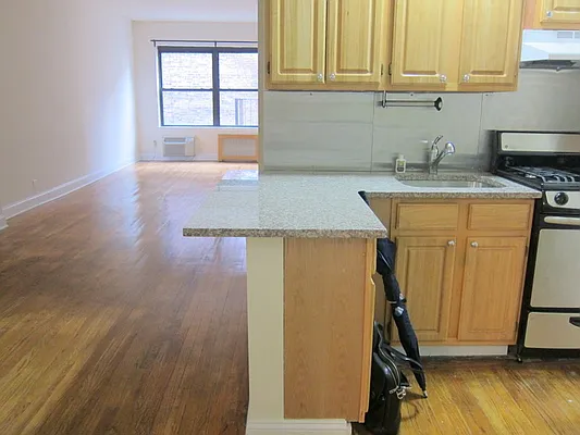 Rented by Chartwell Manhattan Realty | media 27