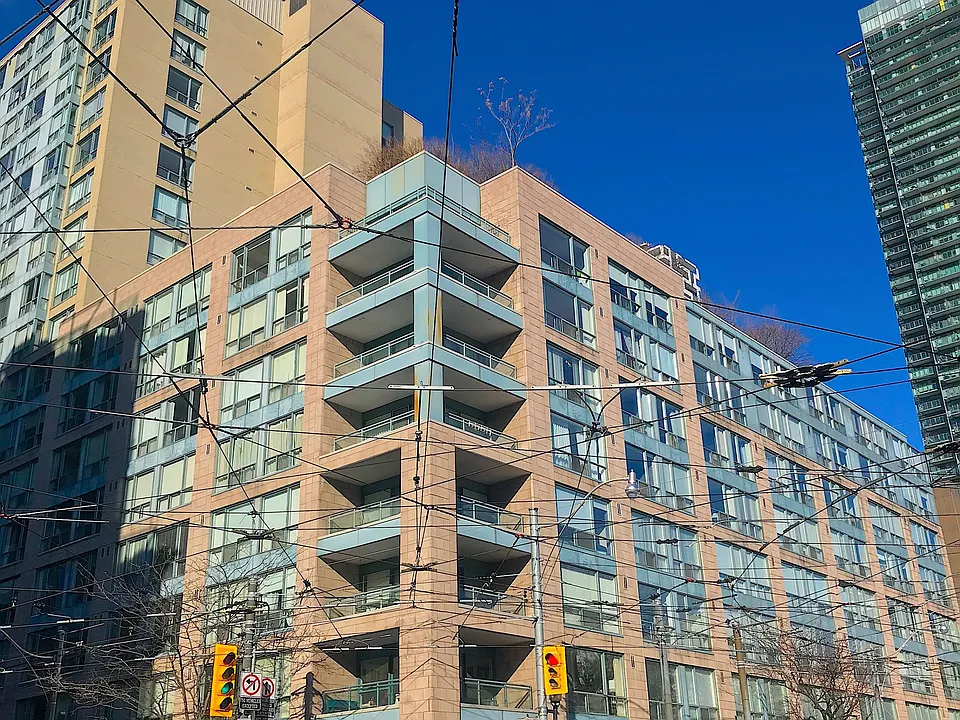92 King St E #1402