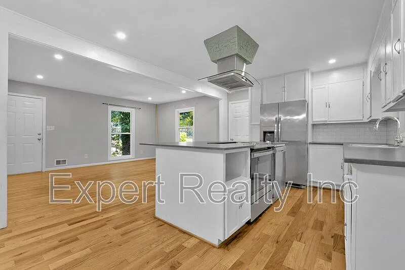 3 bed, 1.0 bath, 1100 sqft, $1,300 — Photo 1