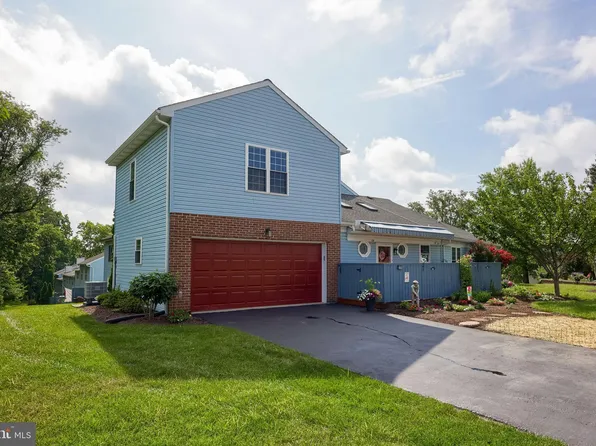 220 Winding Hill Dr, Lancaster, PA 17601