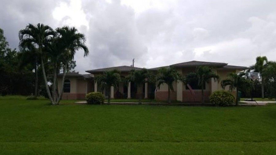 1st image of 142 SW Hawthorne Cir
