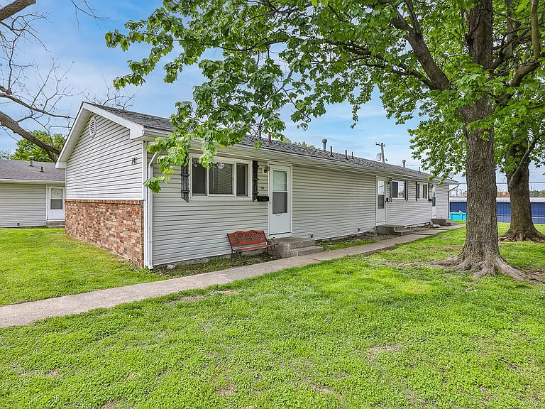 733 W College St #B — Photo 16