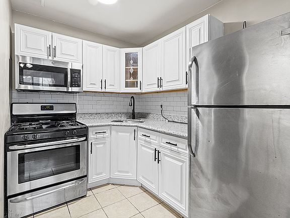 4th image of 693 Evergreen Ave