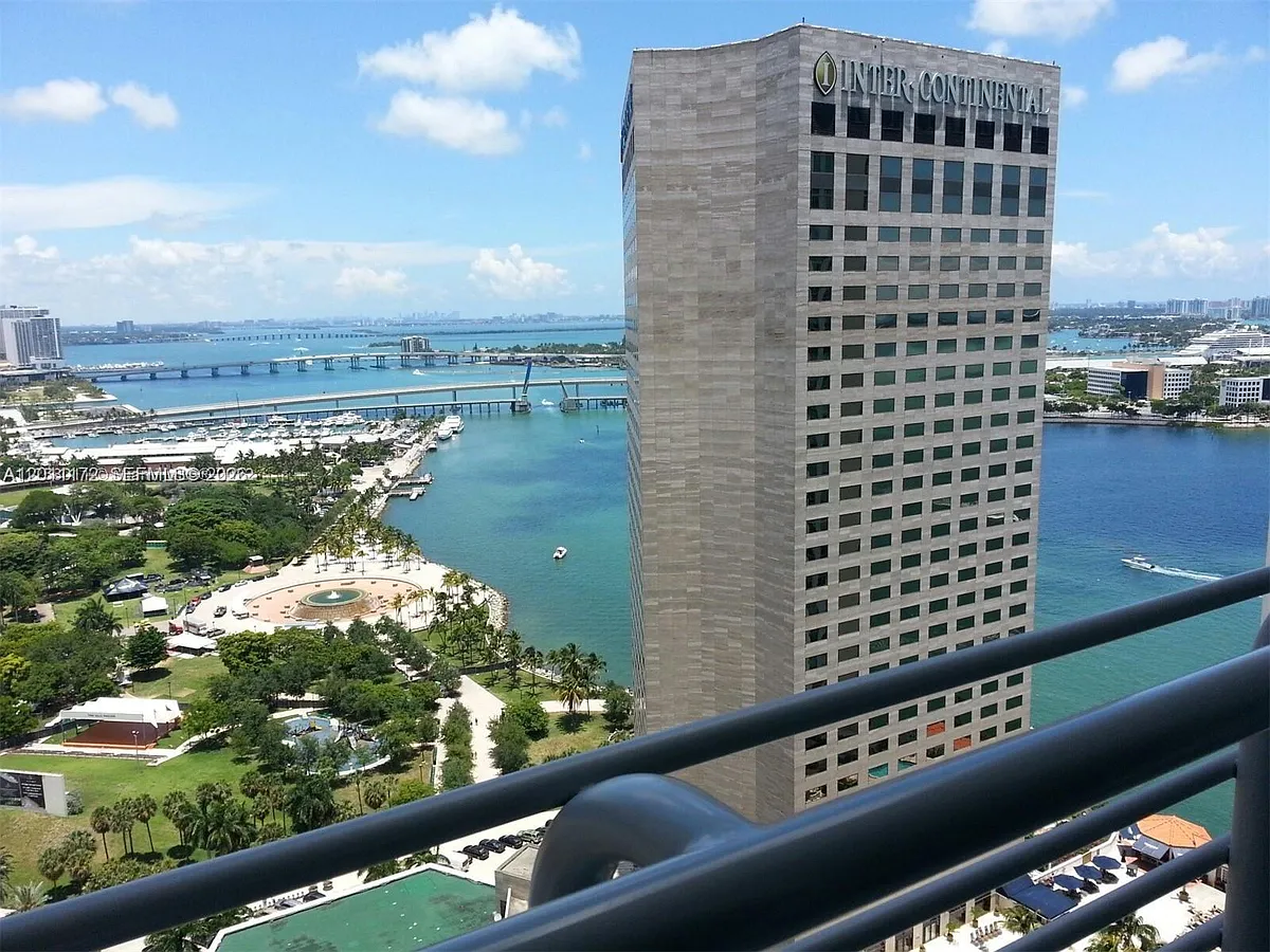 Photo 2 of 34 - 325 Biscayne Blvd #3120 - Miami, FL Building Photo - 325 Biscayne Blvd #3120