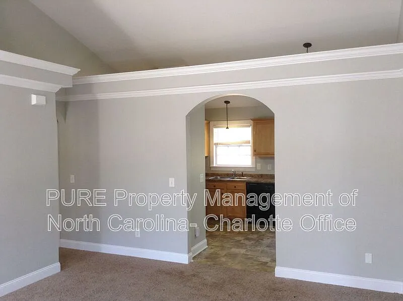 3 bed, 2.0 bath, 1096 sqft, $1,599 — Photo 3