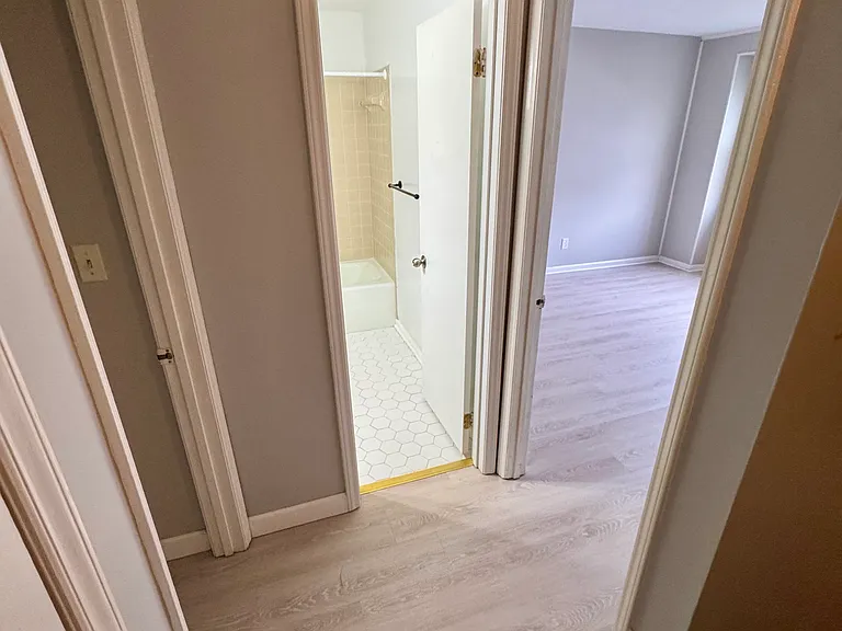 921 Nottingham Dr #13 — Photo 3