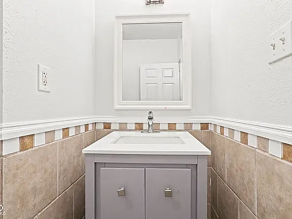 3 bed, 1400 sqft, $1,300 — Photo 4