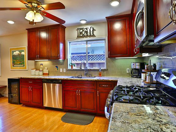 5th image of 695 Pineview Dr