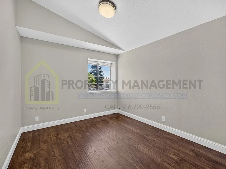 8779 Brittany Park Dr — Photo 34