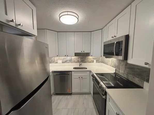 17 Cass St APT 4, West Roxbury, MA 02132
