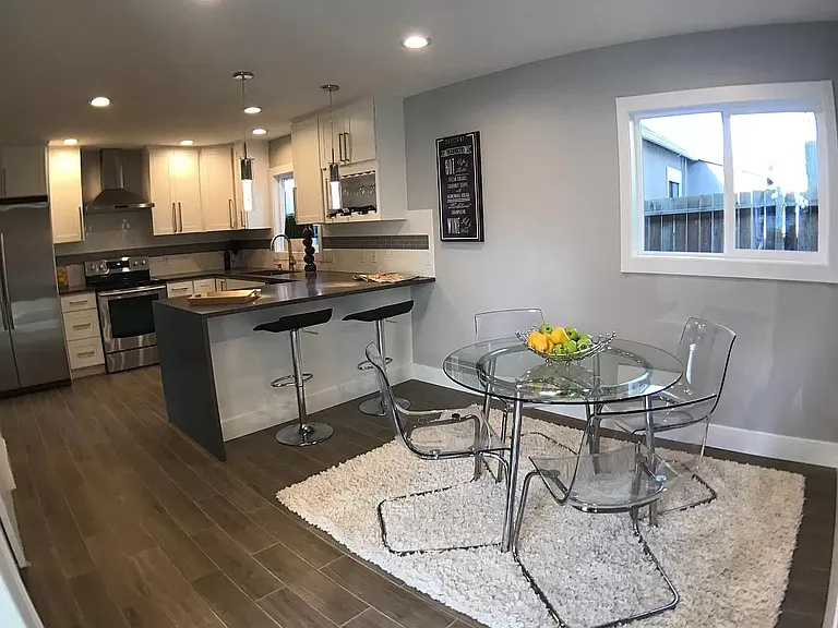826 Sunset Blvd NE — Photo 2