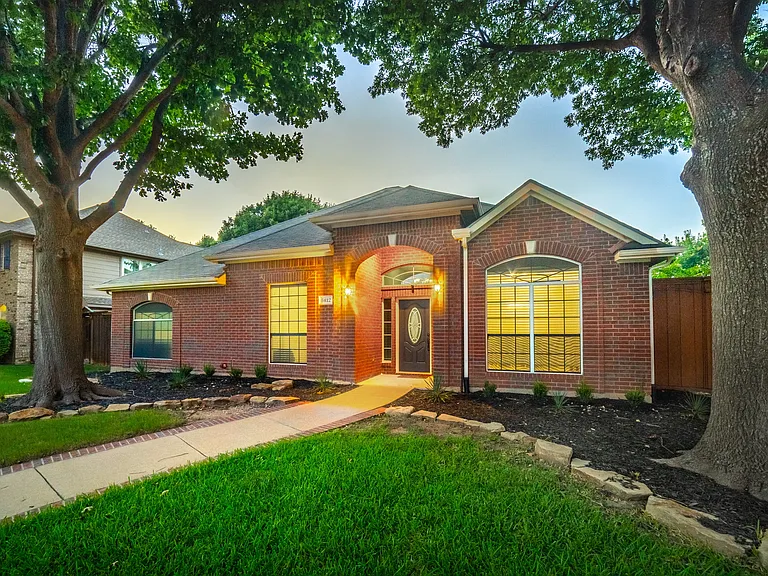 8412 Pioneer Dr — Photo 1