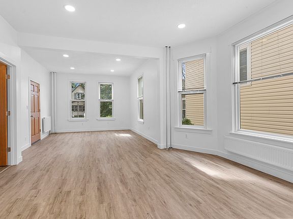 5th image of 815 Howell St N APT 1