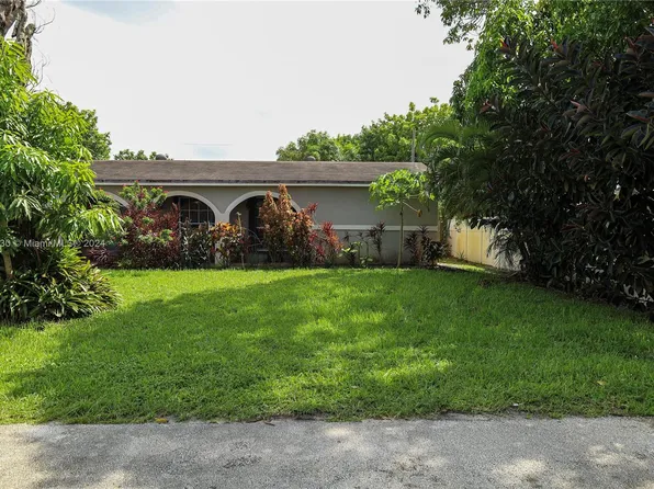 8812 N Crescent Dr, Miramar, FL 33025