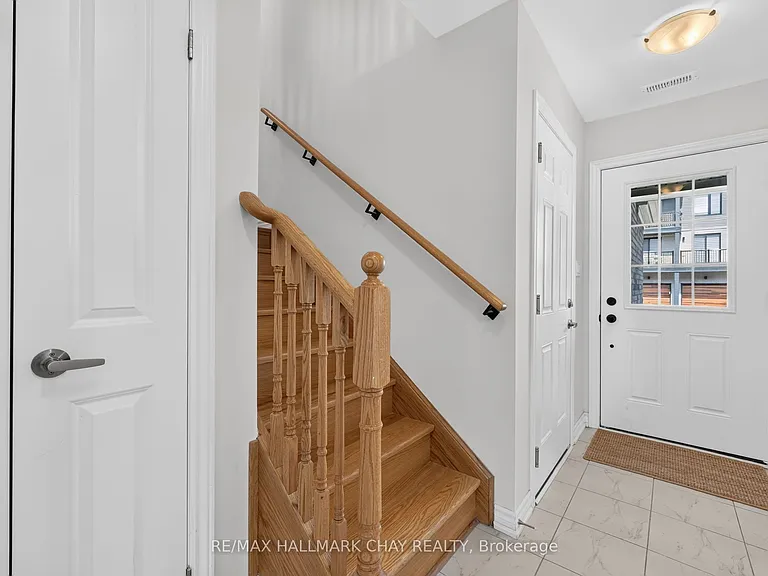 11 Pumpkin Corner Cres — Photo 3