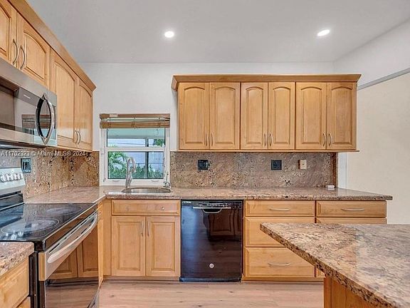 5th image of 21060 NE 18th Ct