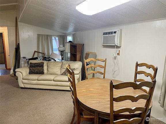 4th image of 831 NE Dawson Street