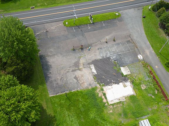 2nd image of 1167 Dublin Pike