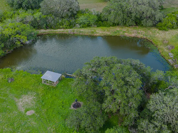 1173 Charco Rd, Tuleta, TX 78162