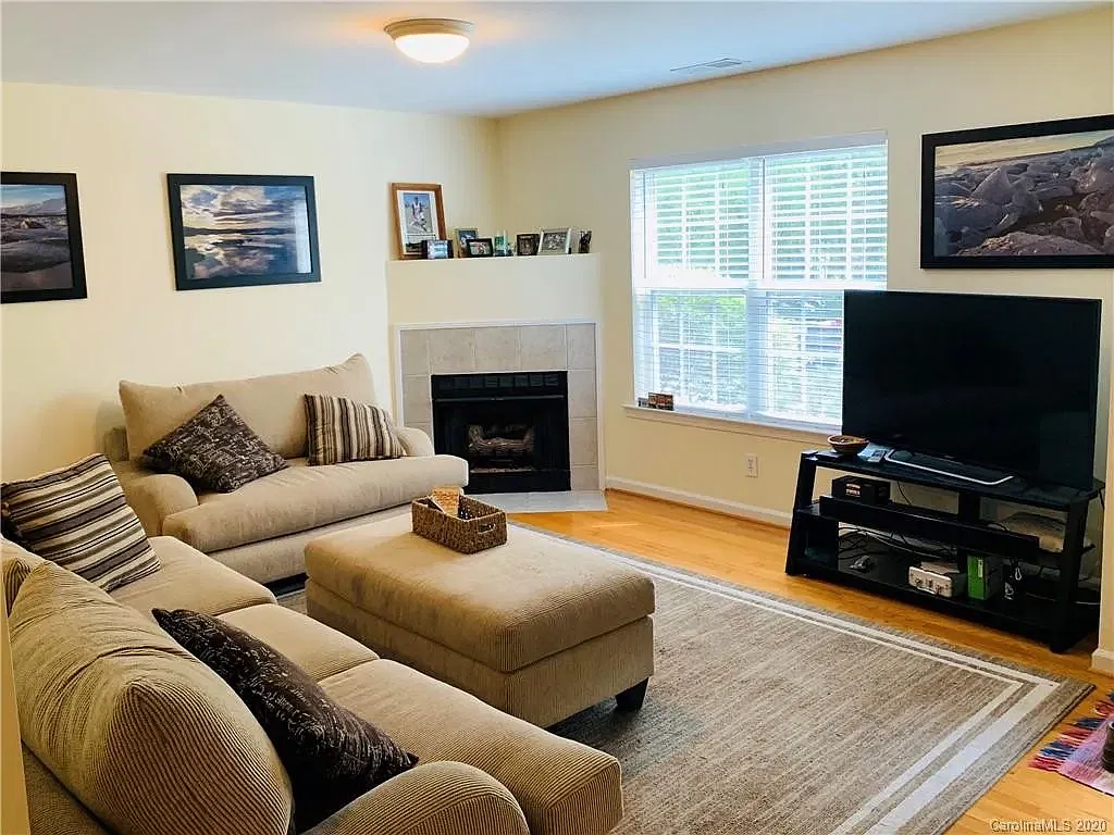 3 bed, 2.5 bath, 1438 sqft, $2,400 — Photo 3
