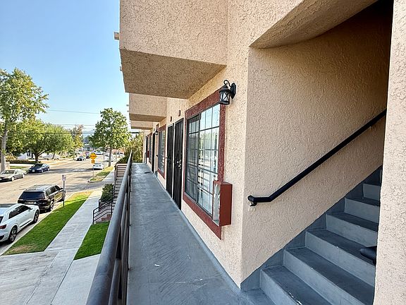 2nd image of 1402 W Victory Blvd APT B