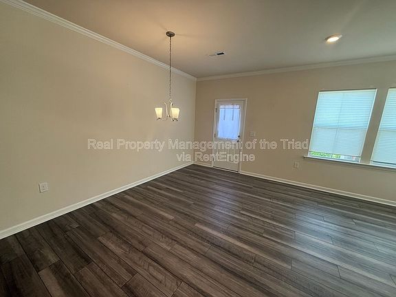 5th image of 886 Falls Grove Trl