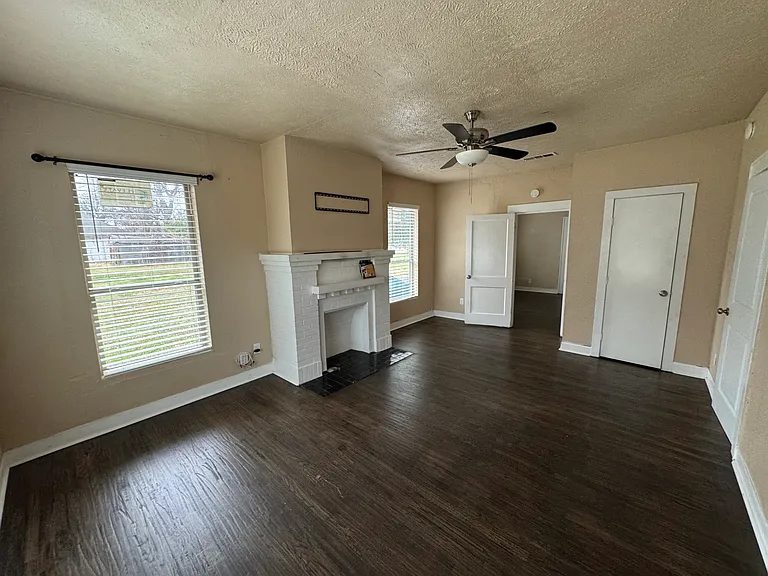 3418 S Harwood St — Photo 3