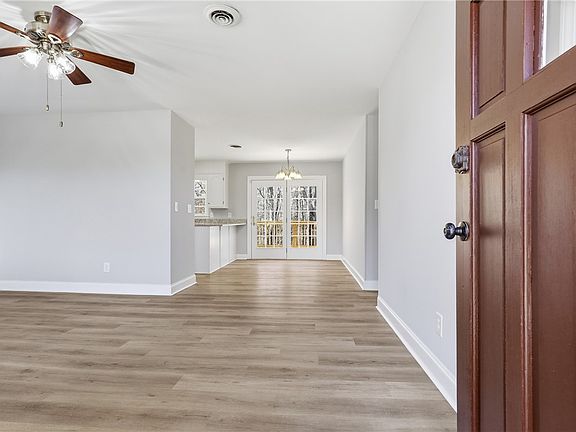 3rd image of 410 Springdale Ave