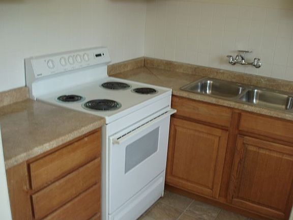 4th image of 2116 E Michigan Ave