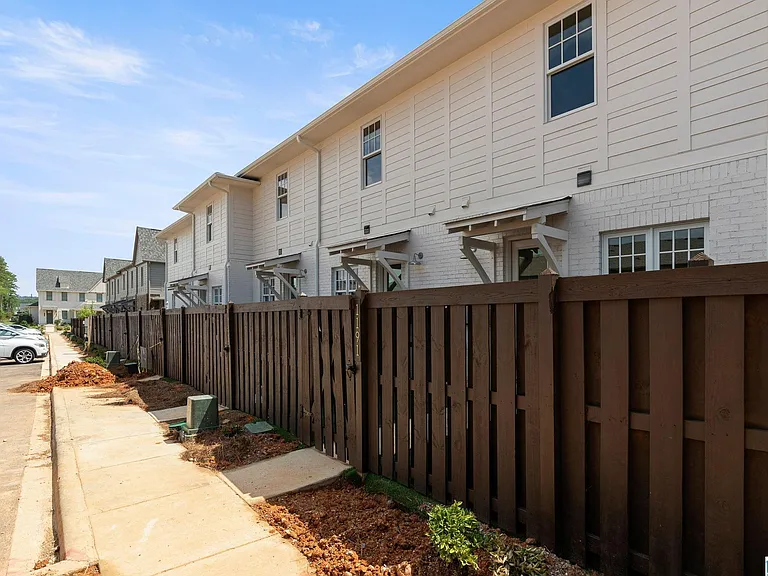 1191 Windsor Dr — Photo 12