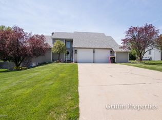 3260 Creek Ridge Dr, Hudsonville, MI 49426