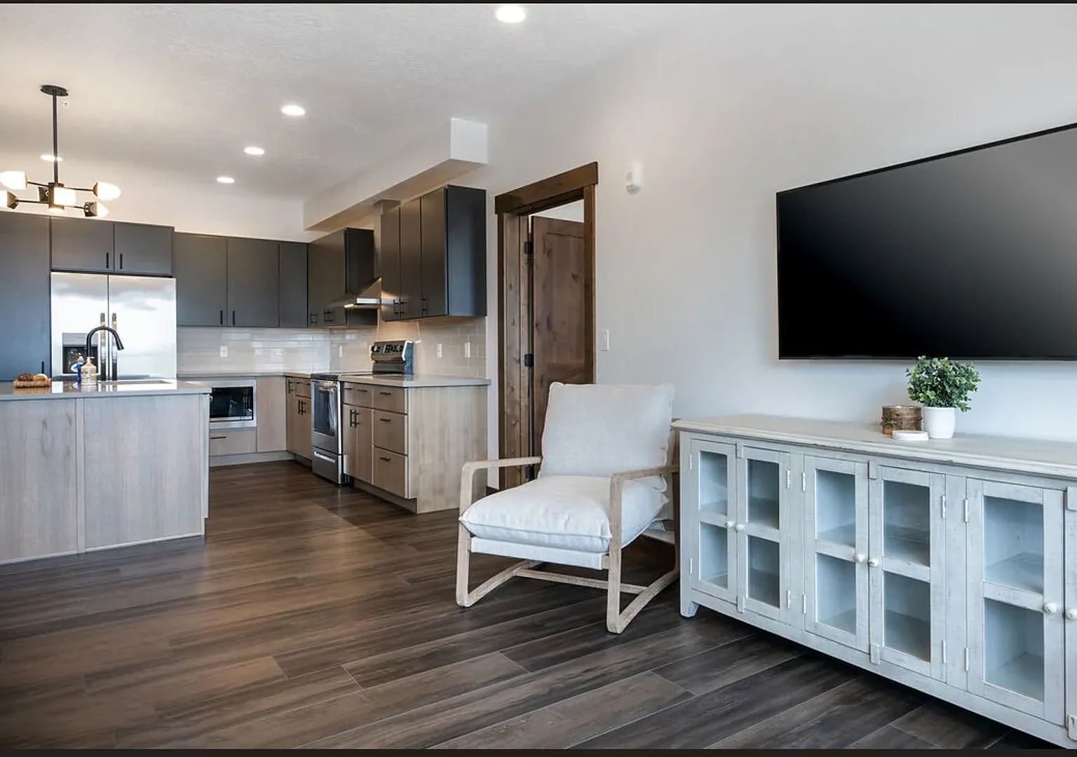 540 Nucleus Ave #304, 3rd Floor Modern Condo 2Bed/2Bath- Monthly Rent-$2,200.00 — Photo 4