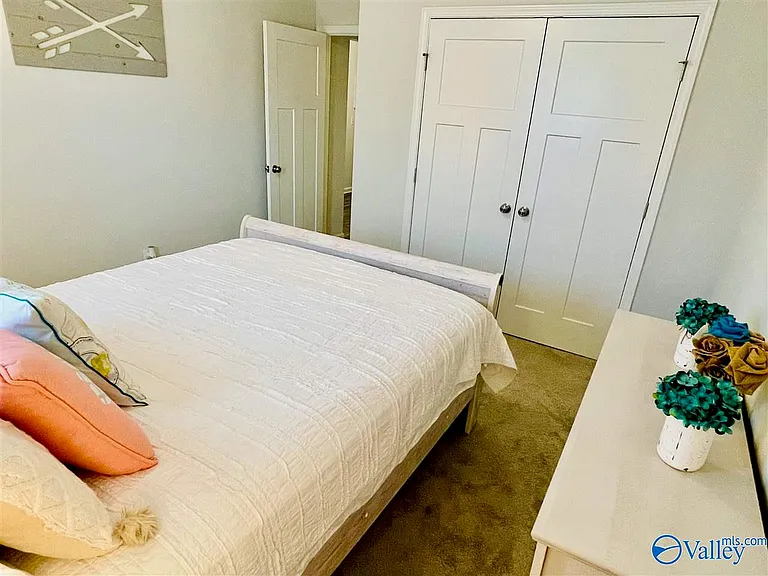 115 Edgestone Dr — Photo 16