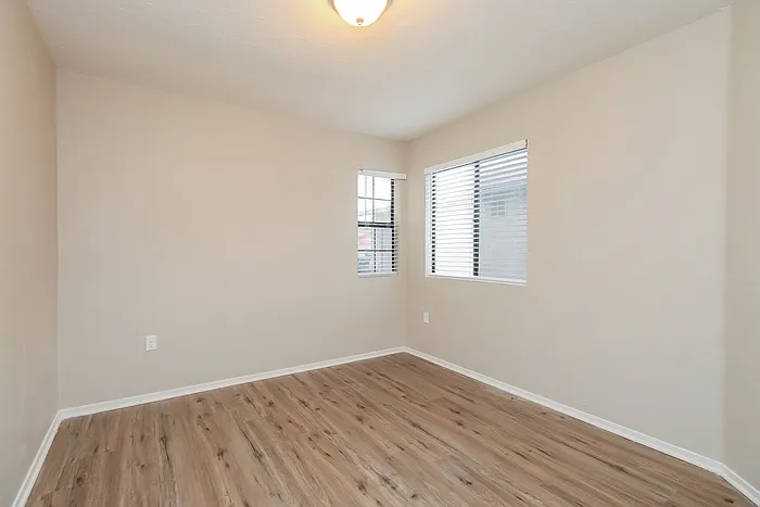 1610 W Houchin Way — Photo 8
