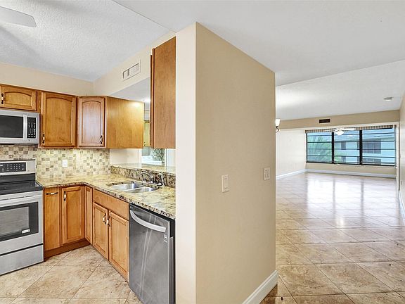4th image of 1721 Whitehall Drive #406