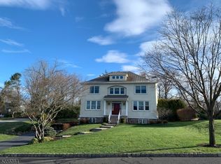 2 Perry St, Peapack, NJ 07977