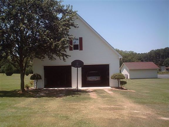 3rd image of 3408 Flora Ln
