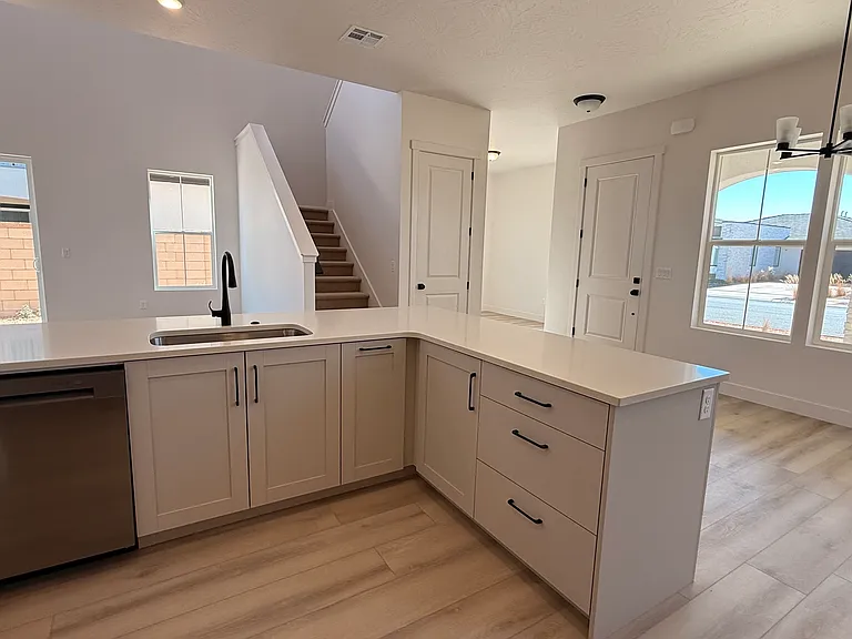 668 W Emerald Dr — Photo 7