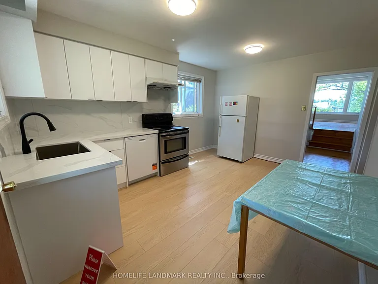 1245 Shamir Cres — Photo 3