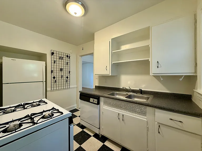 2466 Grinstead Dr — Photo 28