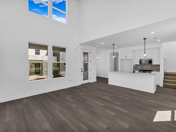 5th image of 523 W Olive