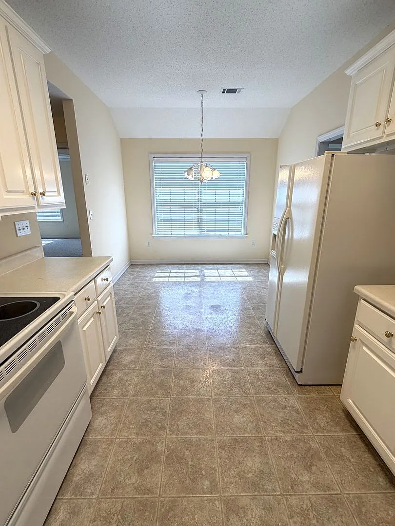 4 bedroom 2 bath house on large lot — Photo 4