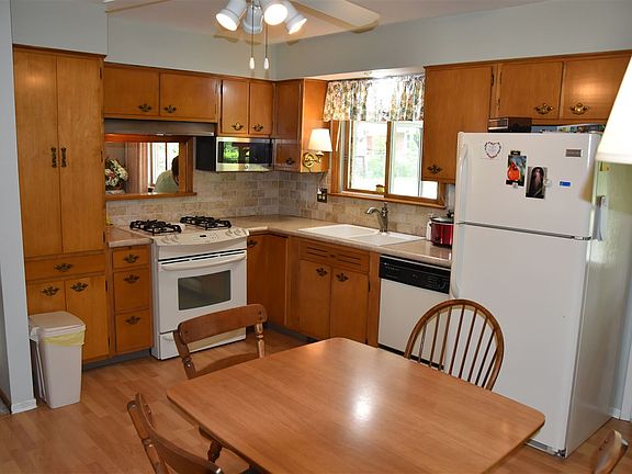 3rd image of 1005 Oakmont Pl