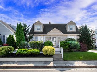 122 N Barclay Ave, Margate, NJ 08402