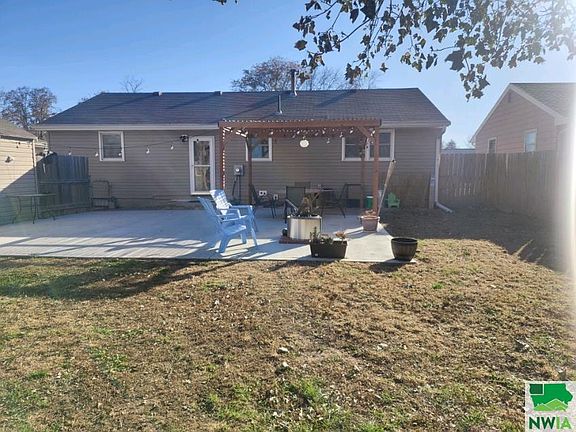 2nd image of 405 E 18th St