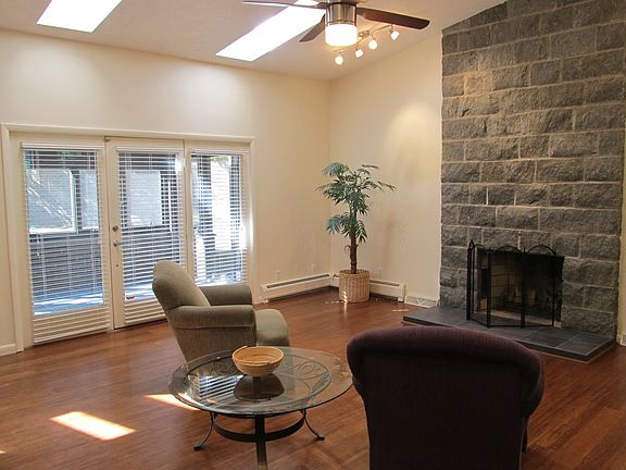 4th image of 3372 Douglas Dr