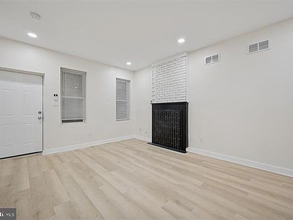 3rd image of 1819 N Judson St