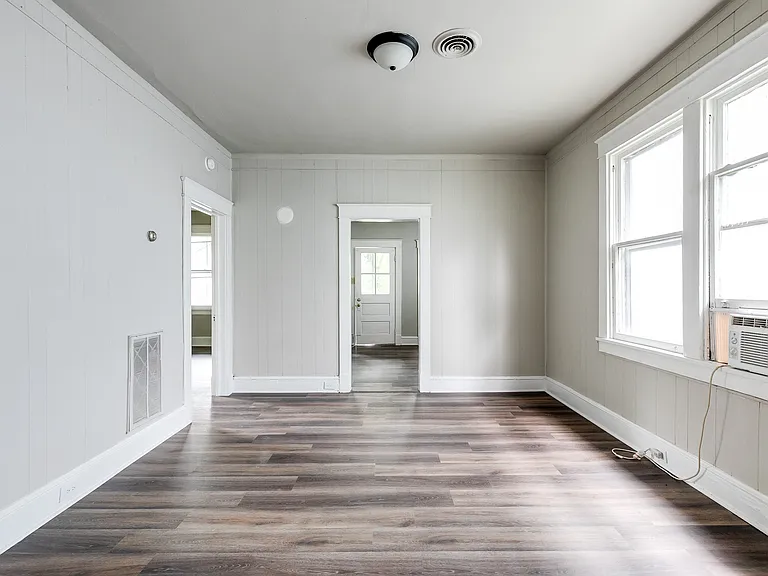 215 E 35th St — Photo 15