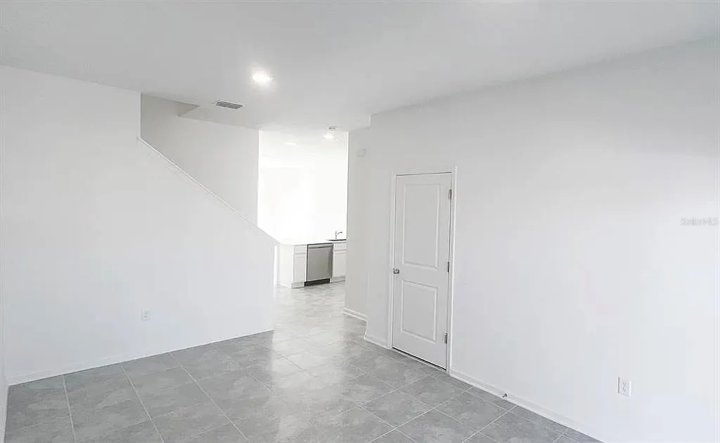 3 bed, 2.5 bath, 1689 sqft, $1,800 — Photo 3